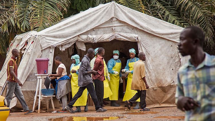 In Kenema in Sierra Leone werden Patienten vor dem Betreten eines Krankenhauses auf mögliche Ebola-Symptome überprüft.