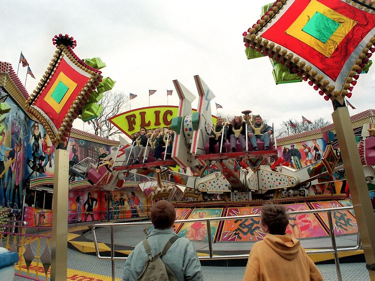 Flic-Flac im Spreepark, ein Fahrgeschäft mit extremer zentrifugaler Beschleunigung und totalem Überschlag. (Bild vom 8. Februar 2001)