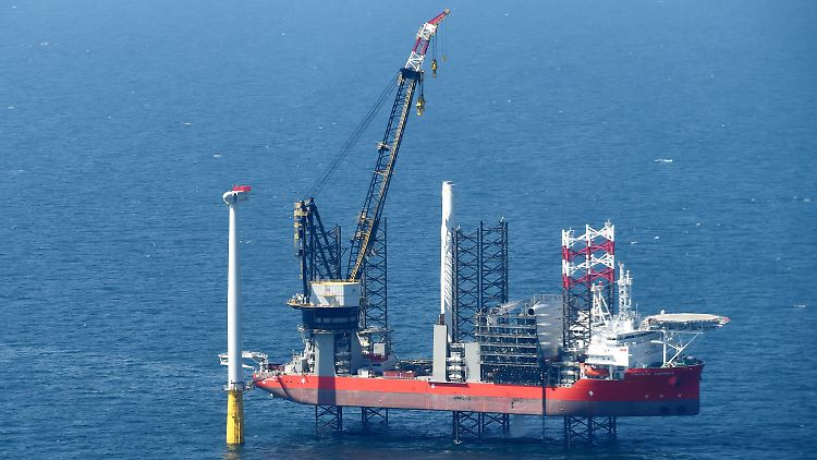 Von einem Spezialschiff aus wird auf der Nordsee eine Windkraftanlage montiert.