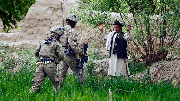 Durchsuchung eines Zivilisten nahe Kandahar: Bei Einsätzen des US-Militärs kommt es oft zu Übergriffen durch die Soldaten, Sanktionen folgen jedoch selten.