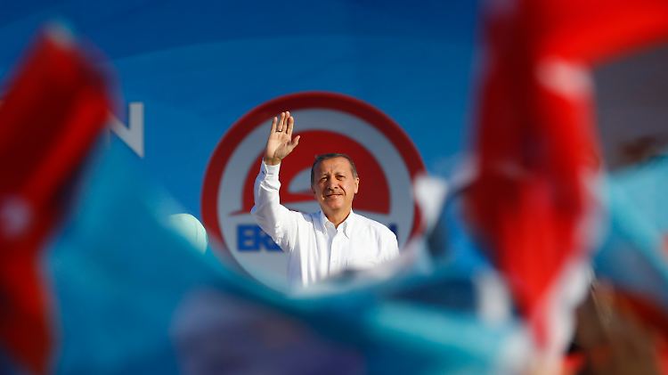 Wie kein zweiter zelebrierte Erdogan im Wahlkampf Massenveranstaltungen mit Fahnenschwenkern und jubelnden Anhängern.