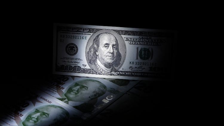 Zwei Männer mit hoher Stirn: Auf der 100-Dollar-Note prangt dasm Konterfei von Benjamin Franklin, der 20-Lira-Schein (vorn) trägt das Antlitz von Mustafa Kemal Atatürk.