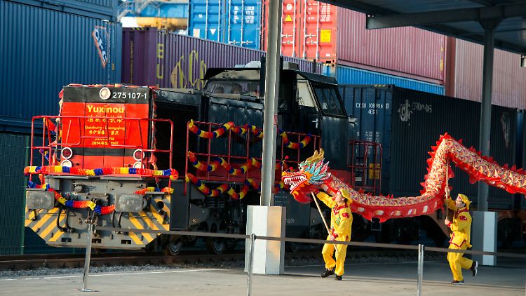 Direktzug aus dem Duisburger Hafen nach Chongqing: 82 Autos passen drauf.