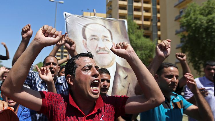 Regierungstreue Demonstranten auf den Straßen von Bagdad. 