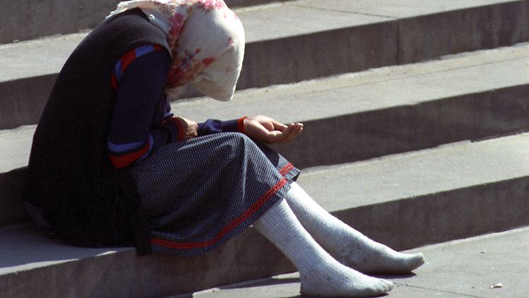 Eine rumänische Bettlerin auf der Freitreppe zur Brühlschen Terrasse in Dresden.