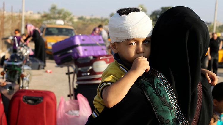 Am Grenzübergang Rafah hoffen viele Palästinenser, nach Ägypten ausreisen zu können.