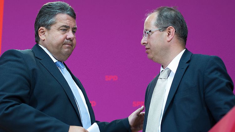 Gabriel (l) und Ortac, der Vertreter der Jesiden, im Willy-Brandt-Haus in Berlin.
