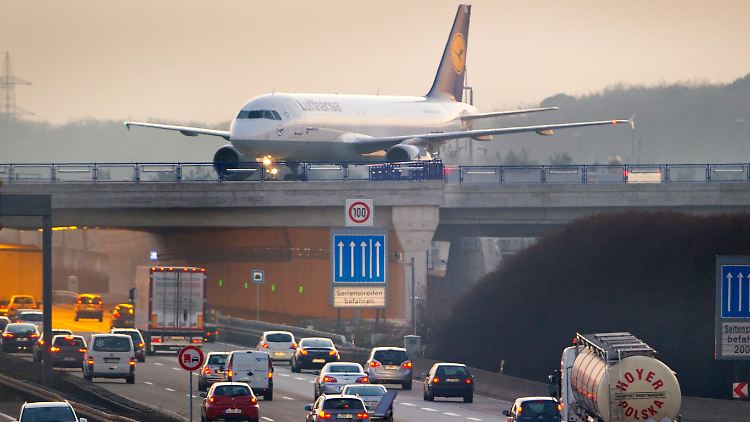 Autobahn-Brücke für Flugzeuge: Durch die Lage in dicht besiedeltem Gebiet stößt der Frankfurter Flughafen beim Ausbau immer wieder auf Hindernisse.