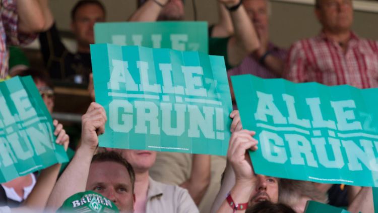 "Alle(z) Grün" - Mannschaft und Fans stehen in Bremen eng zusammen.