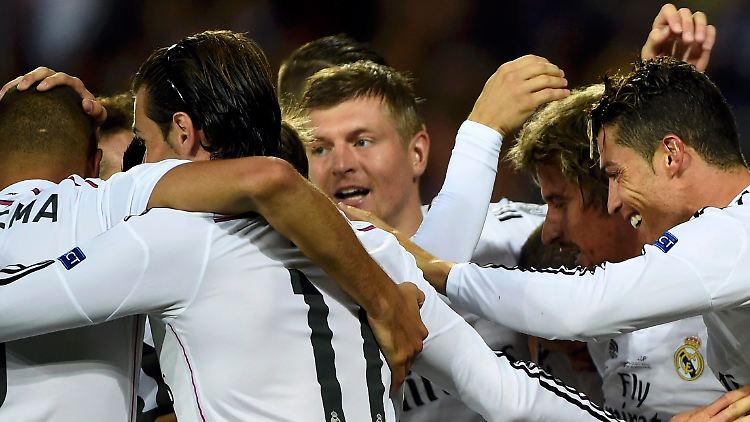 Kroos inmitten der Königlichen - im ersten Pflichtspiel gab's gleich den ersten Titel. 