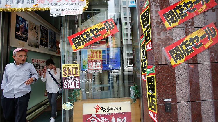 Die Japaner halten ihr Geld zusammen.