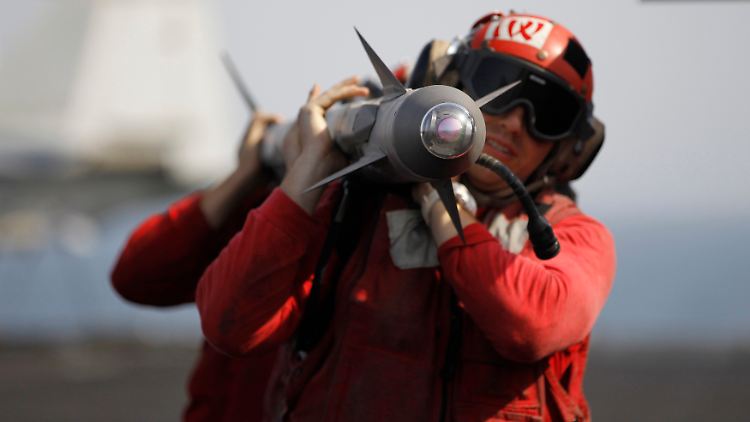 Bei der Bewaffnung einer Super Hornet (F/A-18F) auf dem Flugzeugträger USS George H.W. Bush.