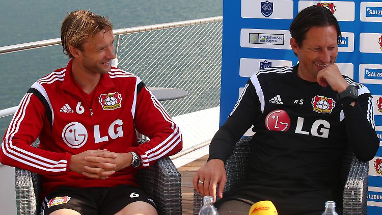 Ist das schon zu viel Wohlfühlklima? Der neue Trainer Roger Schmidt und sein Kapitän Simon Rolfes.