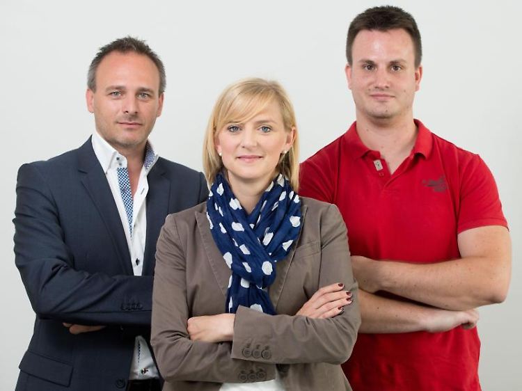 Lars M. Wolfram (l-r), Vorstandsvorsitzender, Sonja Johanna Döring, Personalwesen, und der Auszubildende Thomas Müller arbeiten für die Synergetic Agency.