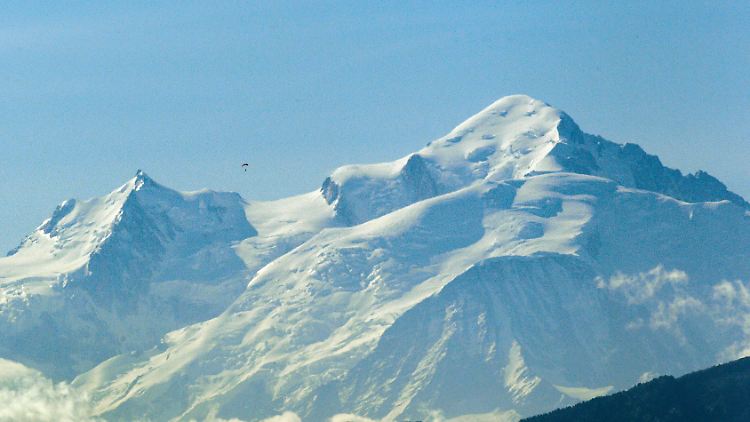 Paraglider vor dem Mont Blanc: Viele Anwohner beklagen den Leichtsinn, mit welchem dem fast 5000 Meter hohen Gipfel begegnet wird.