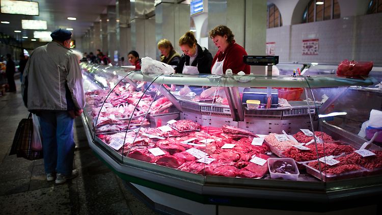 Nach dem Importsstopp für EU-Fleisch werden in dieser Markthalle in St. Petersburg künftig wohl vermehrt heimische Produkte angeboten.