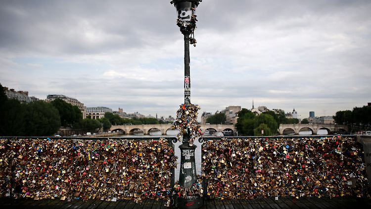 Pont des Arts in Paris: Die französische Hauptstadt will die "Last der Liebe" nun mit Selfies lindern. 