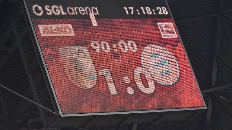 Der Höhepunkt der vergangenen Saison: Augsburg bringt den Bayern ihre erste Bundesliga-Niederlage bei.