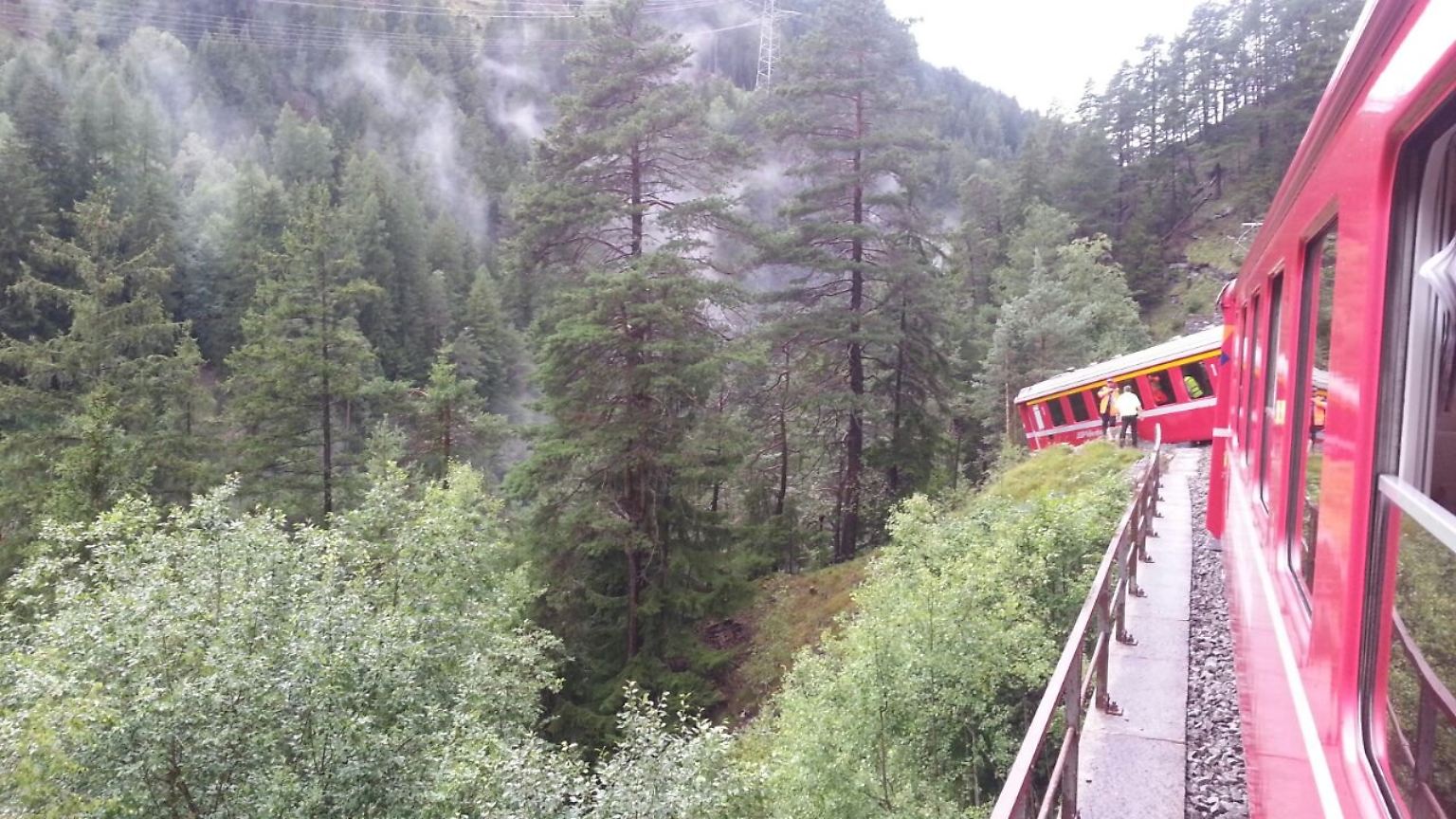 Abruptes Ende einer Zugfahrt durch die Schweizer Alpen: ...
