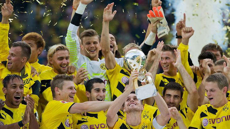 Da freuen sie sich: Dortmunds Fußballer bejubeln den Supercup.