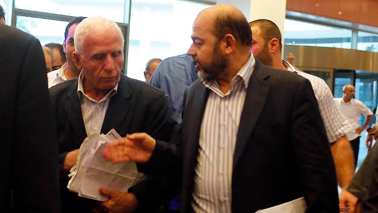 Hamas-Führer Moussa Abu Marzouk (Mitte links) und Fatah-Funktionär Azzam Ahmed (Mitte) bei ihrer Ankunft am Verhandlungsort in Kairo.