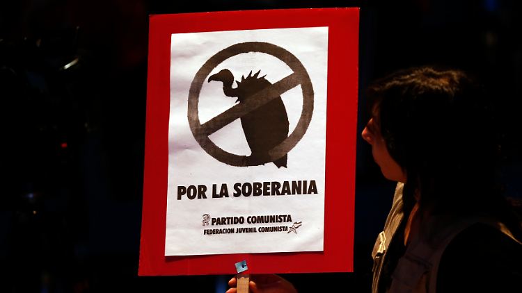 "Für die Souveränität" steht auf diesem Schild in Buenos Aires, das auf die als "Geier" bezeichneten Hedgefonds anspielt.