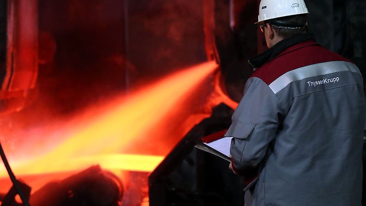 Produktion im Duisburger Walzwerk von ThyssenKrupp.