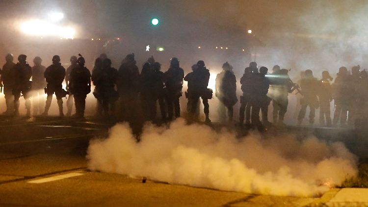 Erneut ging die Polizei in St. Louis gewaltsam gegen Demonstranten vor.