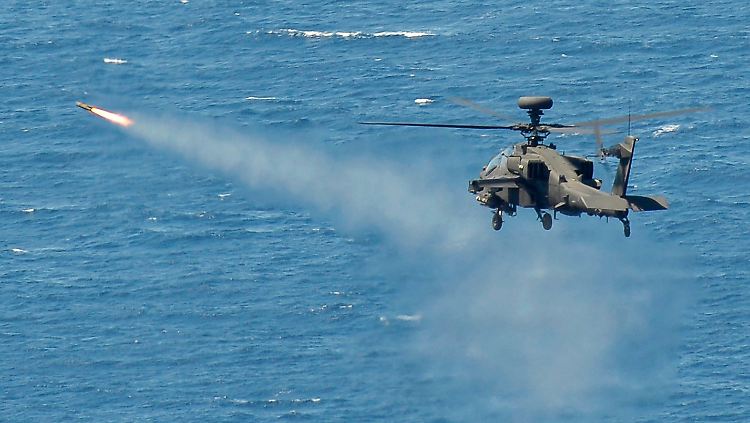 Ein Hubschrauber feuert eine Hellfire-Rakte während einer Übung ab.