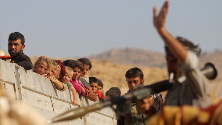 Jesidische Flüchtlinge auf dem Weg nach Syrien.