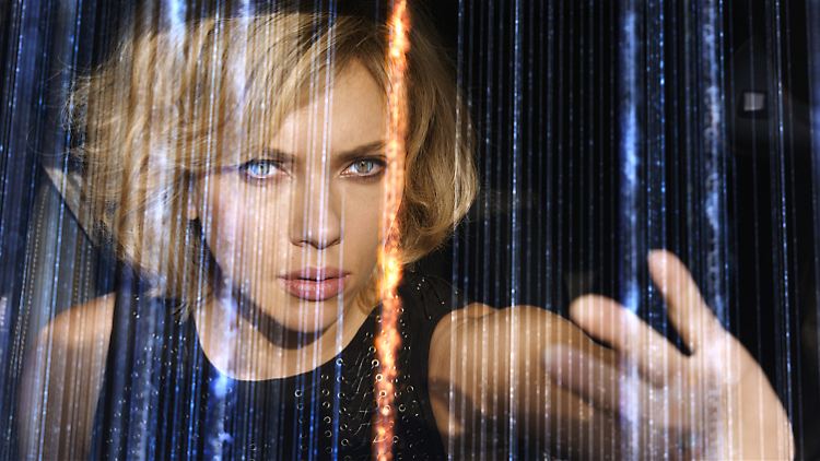 Lucy hat den Durchblick: Sie fühlt den Raum, die Luft, die Menschen. Die visuelle Umsetzung erinnert an "Matrix".