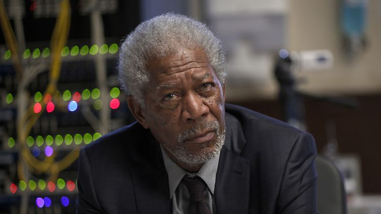 Professor Norman (Morgan Freeman) soll Lucy helfen - allerdings kennt er ihr Problem bisher nur aus der Theorie.