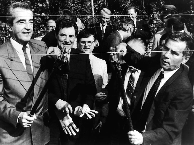 Die Außenminister Österreichs und Ungarns, Alois Mock (links) und Gyula Horn, durchschneiden am 27. Juni 1989 den Grenzzaun.