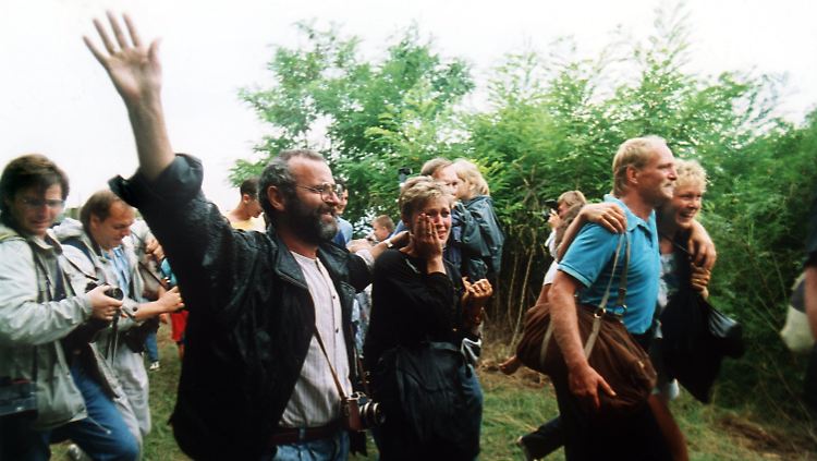 DDR-Flüchtlinge überschreiten die Grenze nach Österreich.