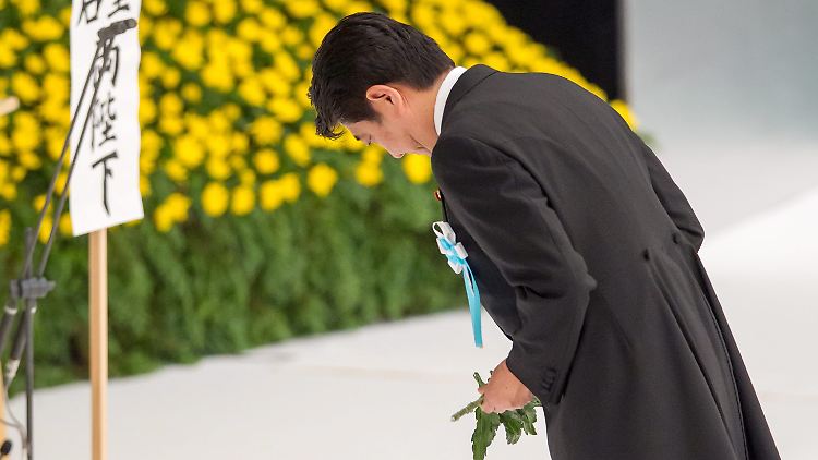 Darf er sich noch vor seinen gefallenen Landsleuten verneigen? Japans Premierminister Shinzo Abe.