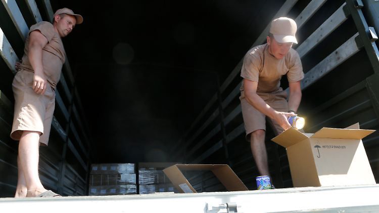 Auffällig ist, dass die LKW nicht einmal zur Hälfte gefüllt sind. Wollte Russland einen gigantischen Hilfseinsatz suggerieren oder fehlt bereits ein Teil der Landung? Oder gibt es logistische Gründe dafür?