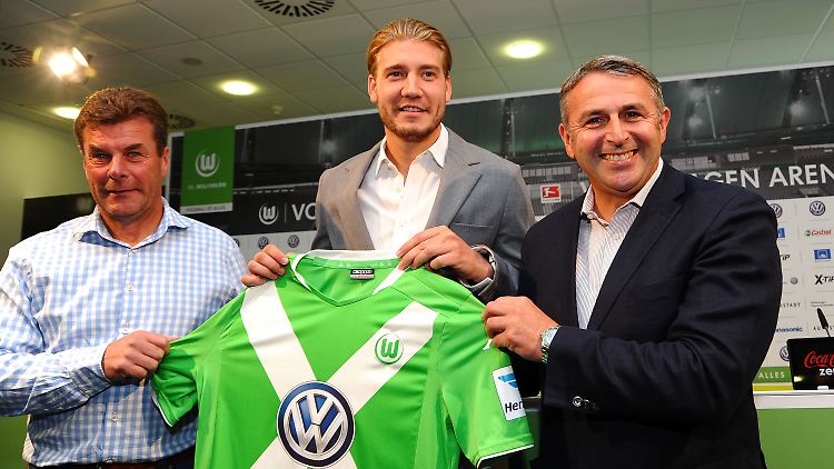 VfL-Manager Klaus Allofs ist die Freude über die Verpflichtung von Nicklas Bendtner anzusehen.