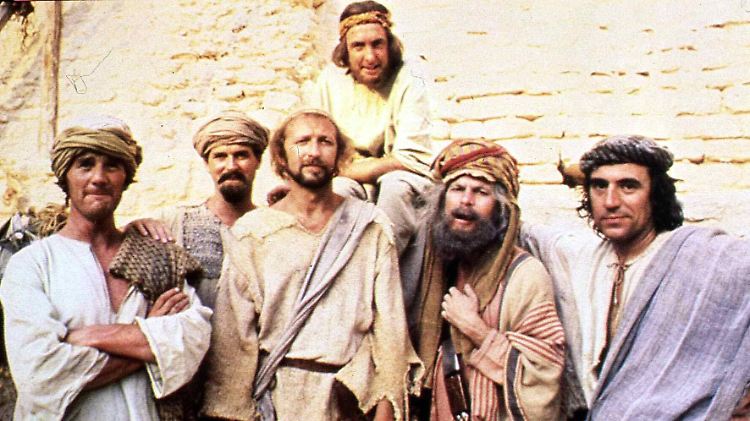 Monty Python: Michael Palin, John Cleese, Graham Chapman, Eric Idle (hinten), Terry Gilliam und Terry Jones bei den Dreharbeiten zu "Das Leben des Brian".