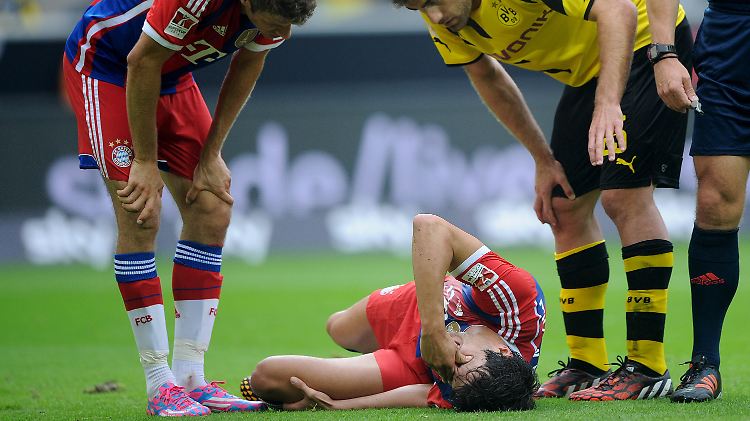Javi Martinez am Boden. Im Supercup in Dortmund verletzte sich Josep Guardiolas Abwehrchef schwer.