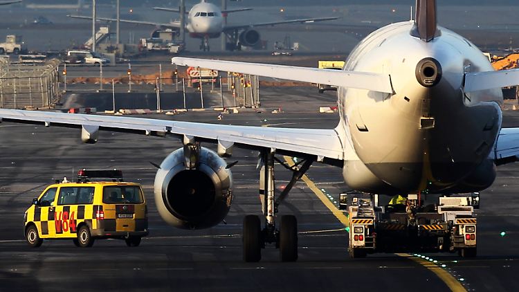 Komplexe Arbeitsteilung am Flughafen: Das Bodenpersonal hat vielfältige Aufgaben.