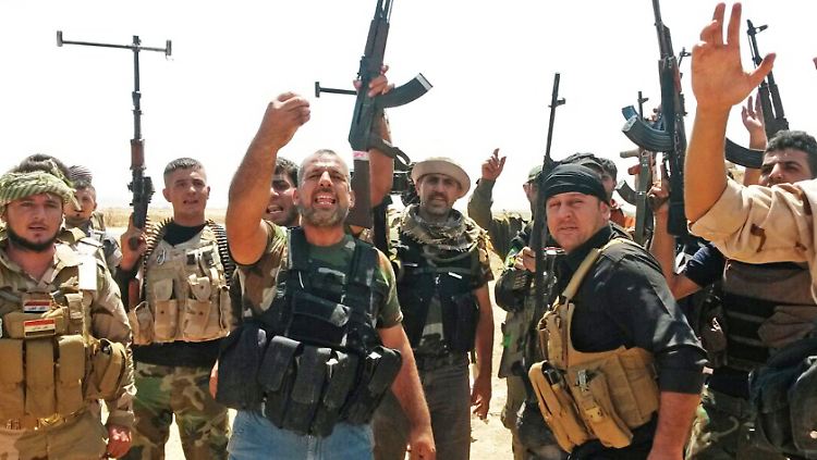 Bewaffnete Kurden im Nordirak kämpfen gegen die Terroristen der IS.