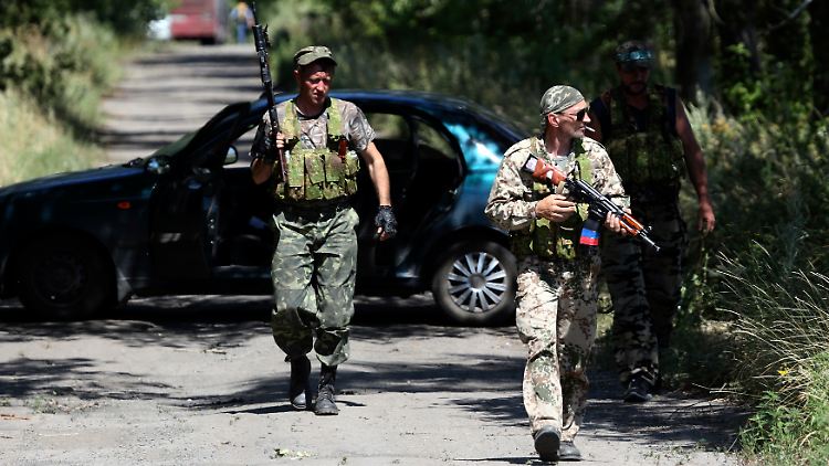 Zwei bewaffnete prorussische Separatisten in Hrabove in der Oblast Donezk