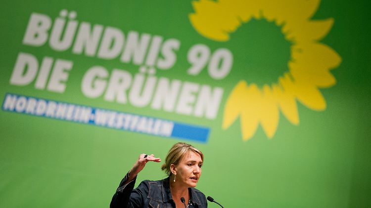 Simone Peter spricht sich für ein Konzept der Kontrolle der Nachrichtendienste aus.