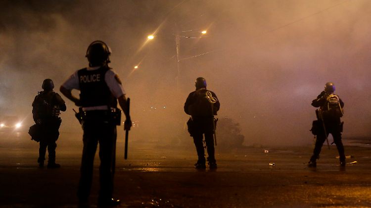Die Polizei geht mit Rauchbomben gegen die Demonstranten vor.