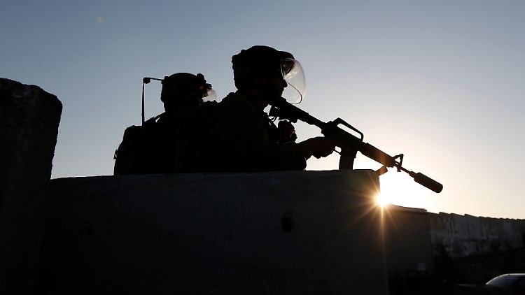 Israelische Soldaten halten Wache während einer Protestaktion von Palästinensern in Ramallah.