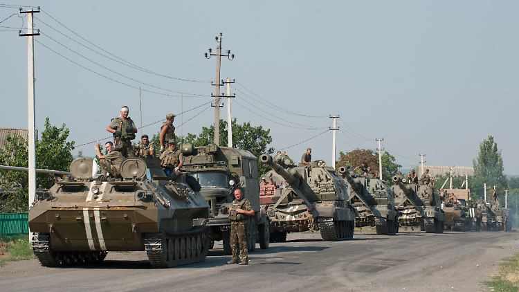 Dieses Bild zeigt ukrainische Armeefahrzeuge in der Nähe von Illovaisk in der Region Donezk.