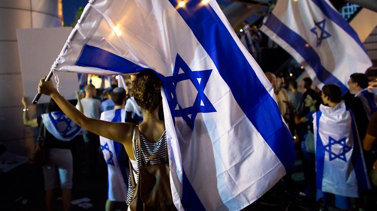 Demonstranten in Tel Aviv: Das militärische Vorgehen ist auch innerhalb Israels umstritten. Ein dauerhafter Frieden wäre für die wirtschaftliche Entwicklung auf beiden Seiten wohl die bessere Wahl.