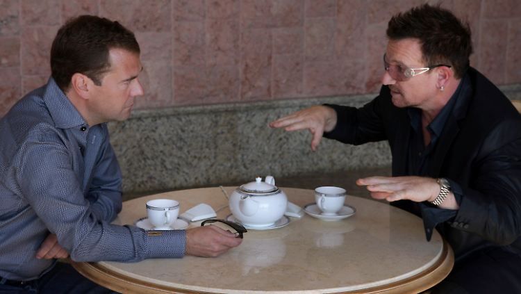 Junger Politiker, alter Rockstar: Dmitri Medwedew (l) und Bono.