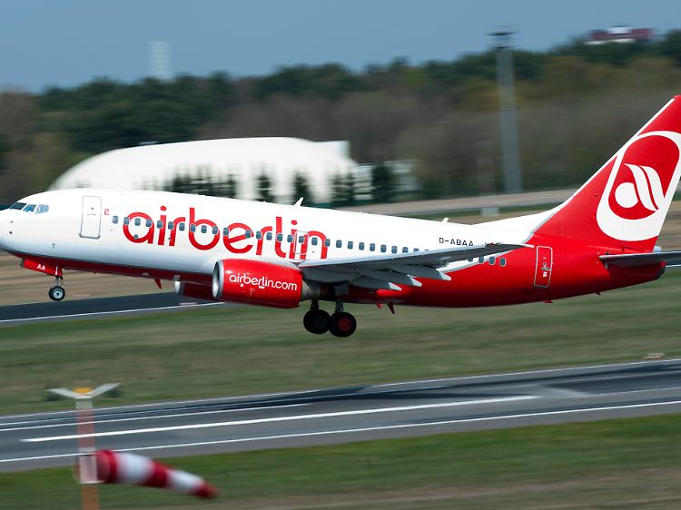 Air Berlin gibt die höheren Kosten durch die Steuer an die Kunden weiter.
