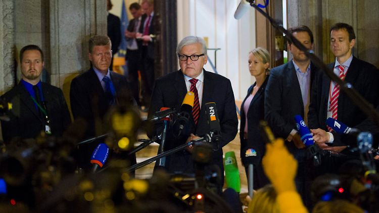 Deutschlands Außenminister Frank-Walter Steinmeier kann nicht viel verkünden, als er in der Nacht vor die Mikrofone tritt.